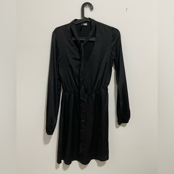 Black flowy dress with a deep neck and tie from H & M in size UK 8 - Picture 2 of 5